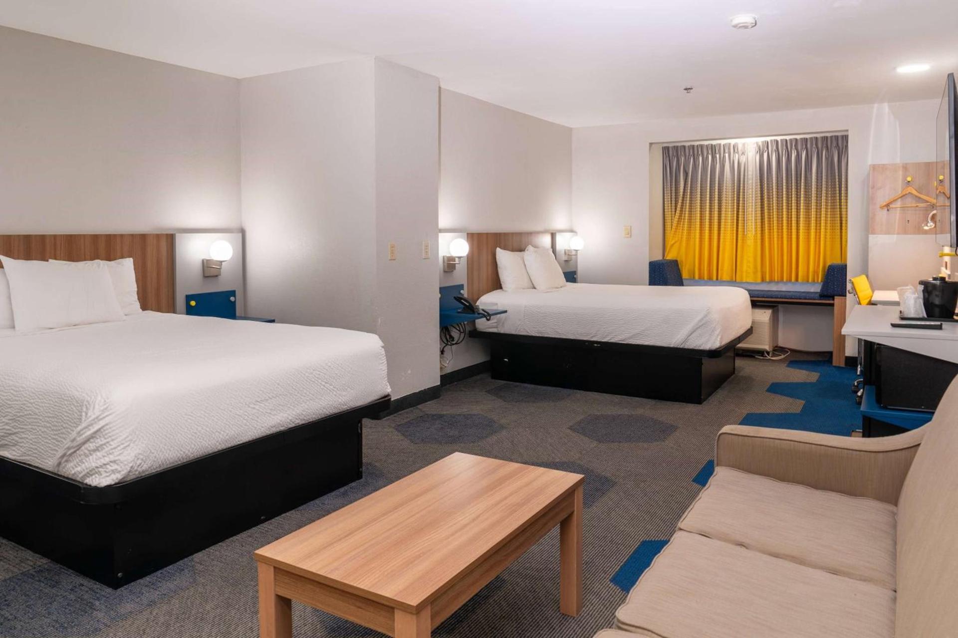 Microtel Inn & Suites by Wyndham Pigeon Forge photo 32