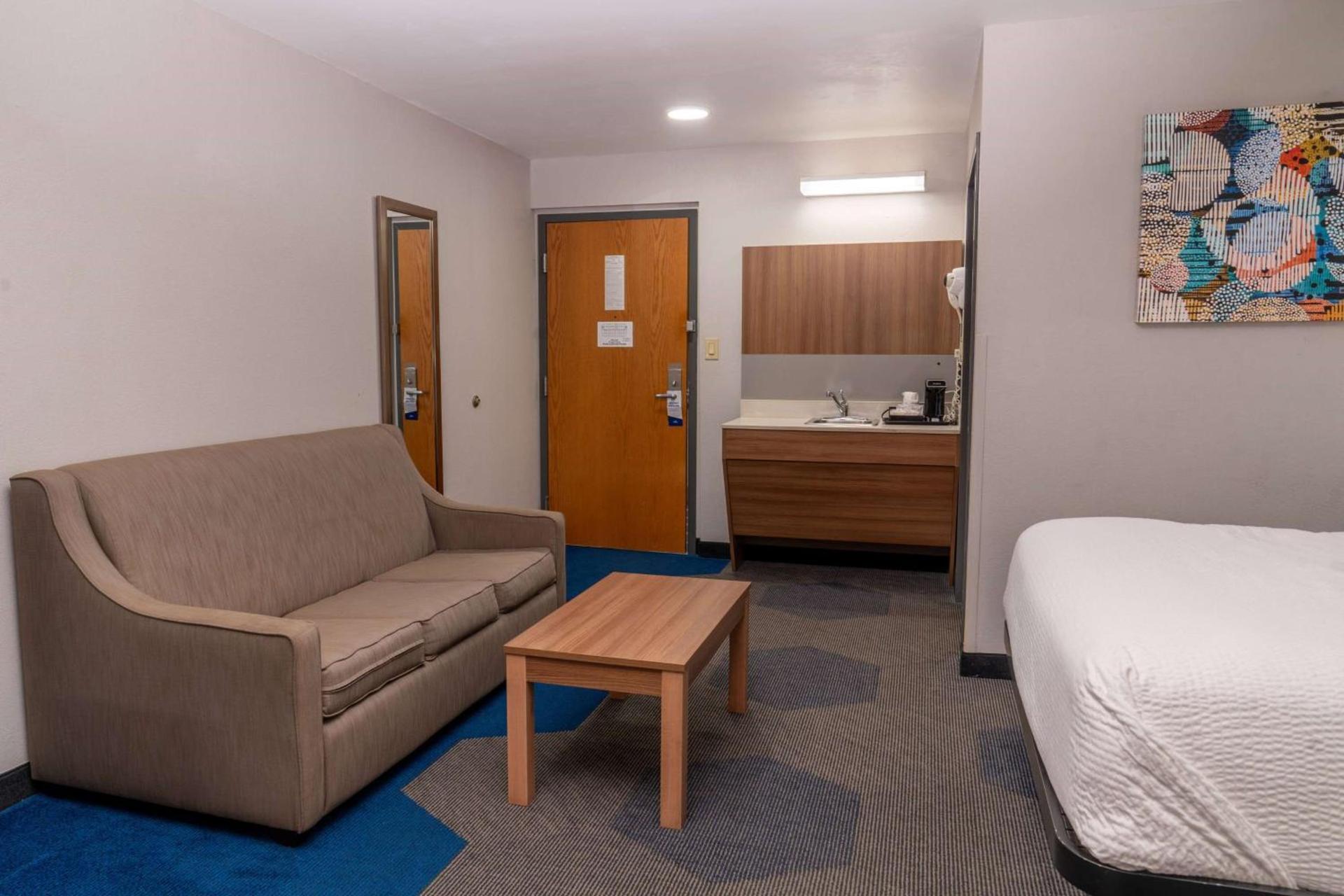 Microtel Inn & Suites by Wyndham Pigeon Forge photo 30