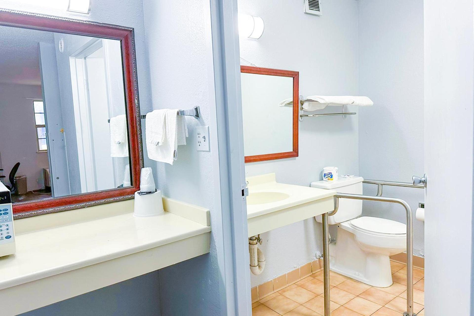 Happy Stay Inn Madisonville I-69 By OYO photo 36
