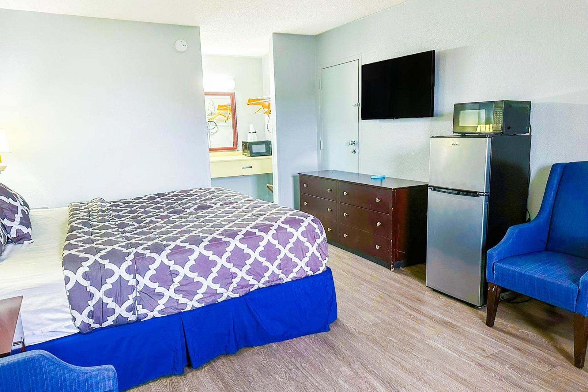 Happy Stay Inn Madisonville I-69 By OYO photo 42