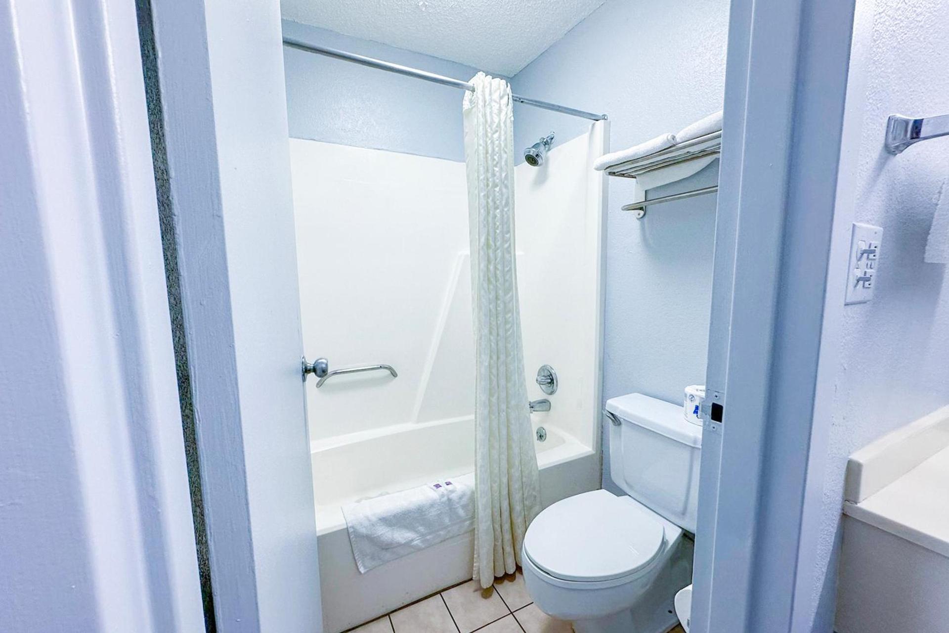 Happy Stay Inn Madisonville I-69 By OYO photo 54