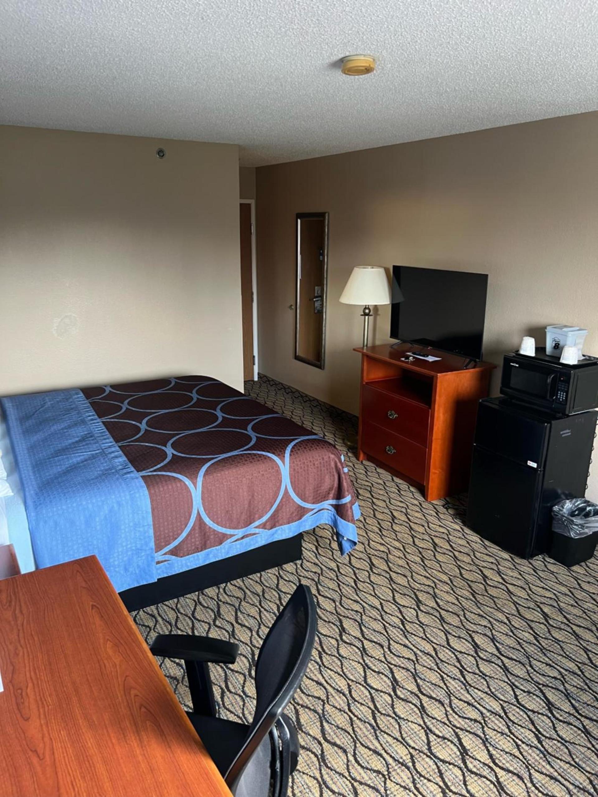 Super 8 by Wyndham Adrian photo 45