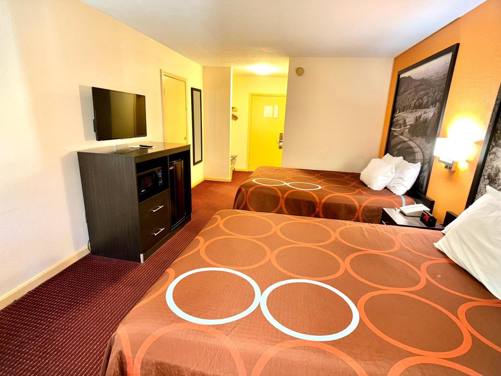 Super 8 by Wyndham Hillsville photo 22