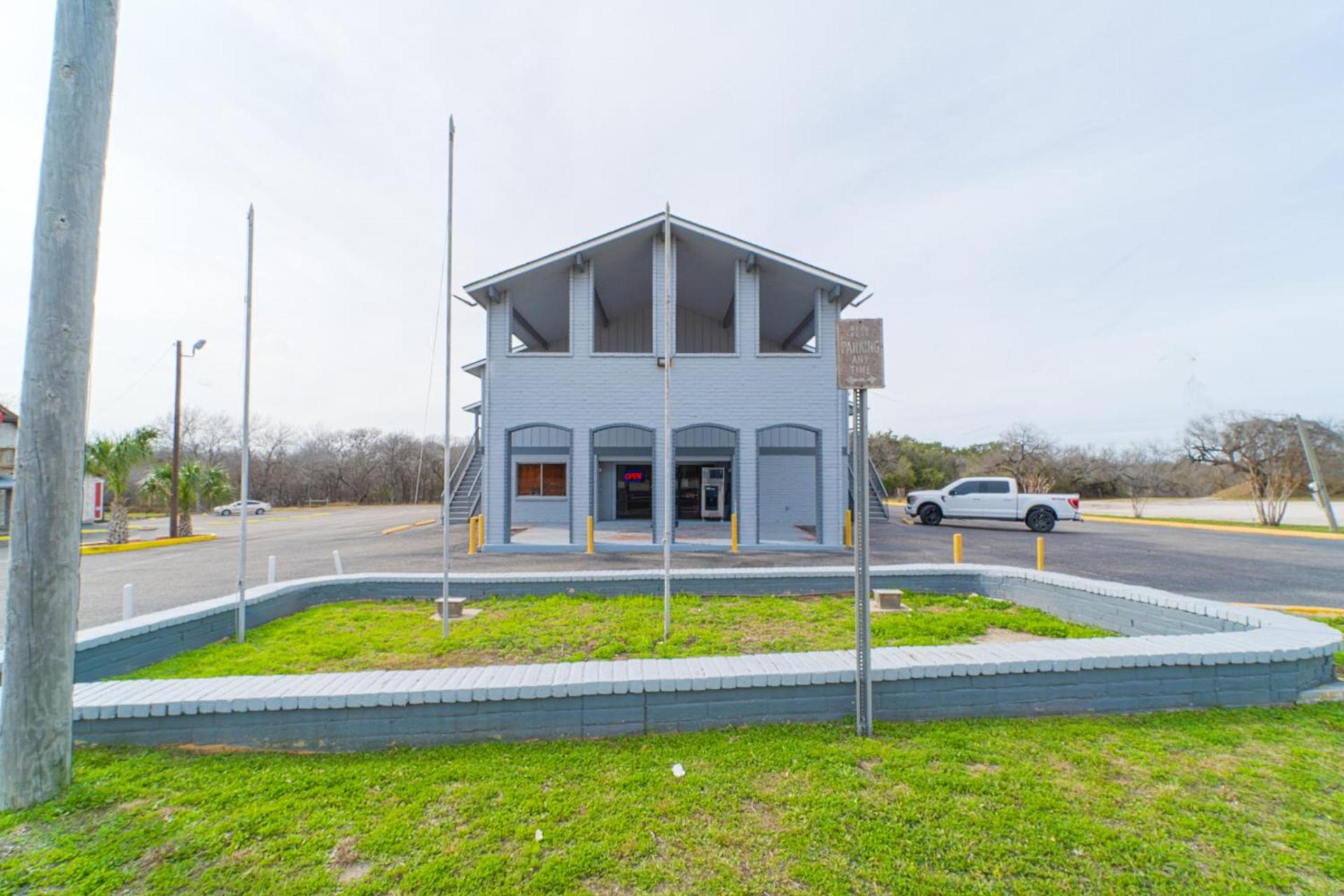 Regency Inn Three Rivers I-37 photo 10