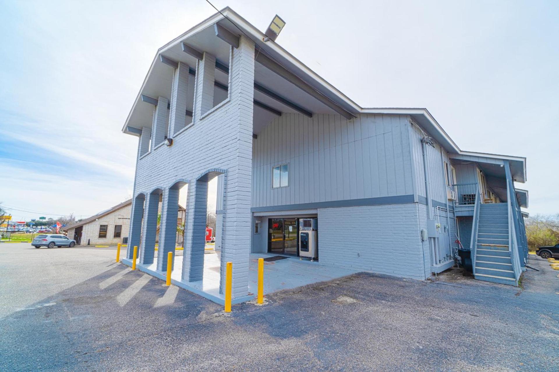 Regency Inn Three Rivers I-37 photo 11