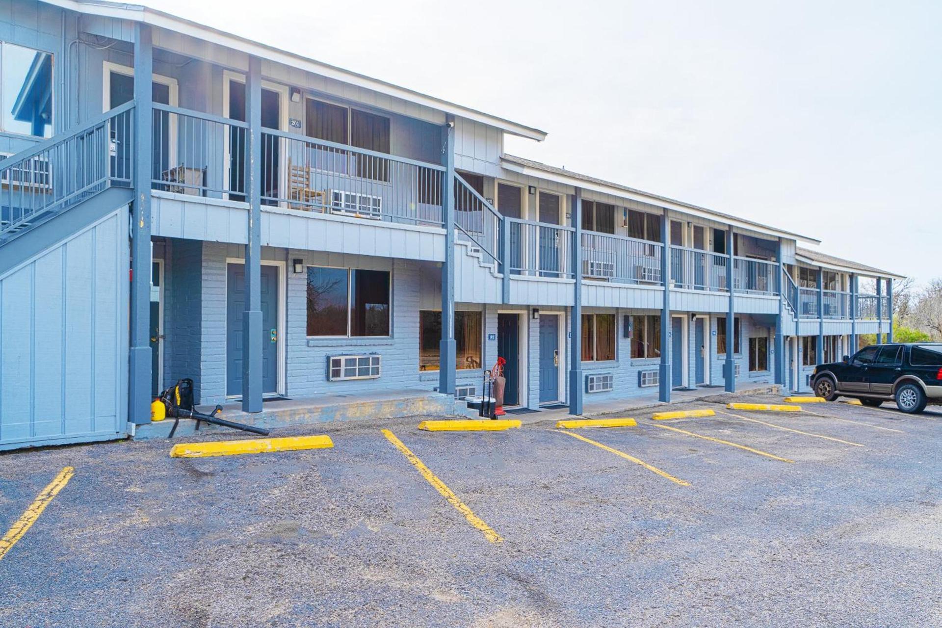Regency Inn Three Rivers I-37 photo 12