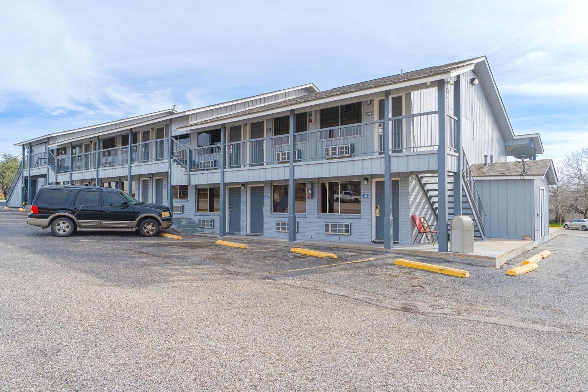 Regency Inn Three Rivers I-37 photo 7