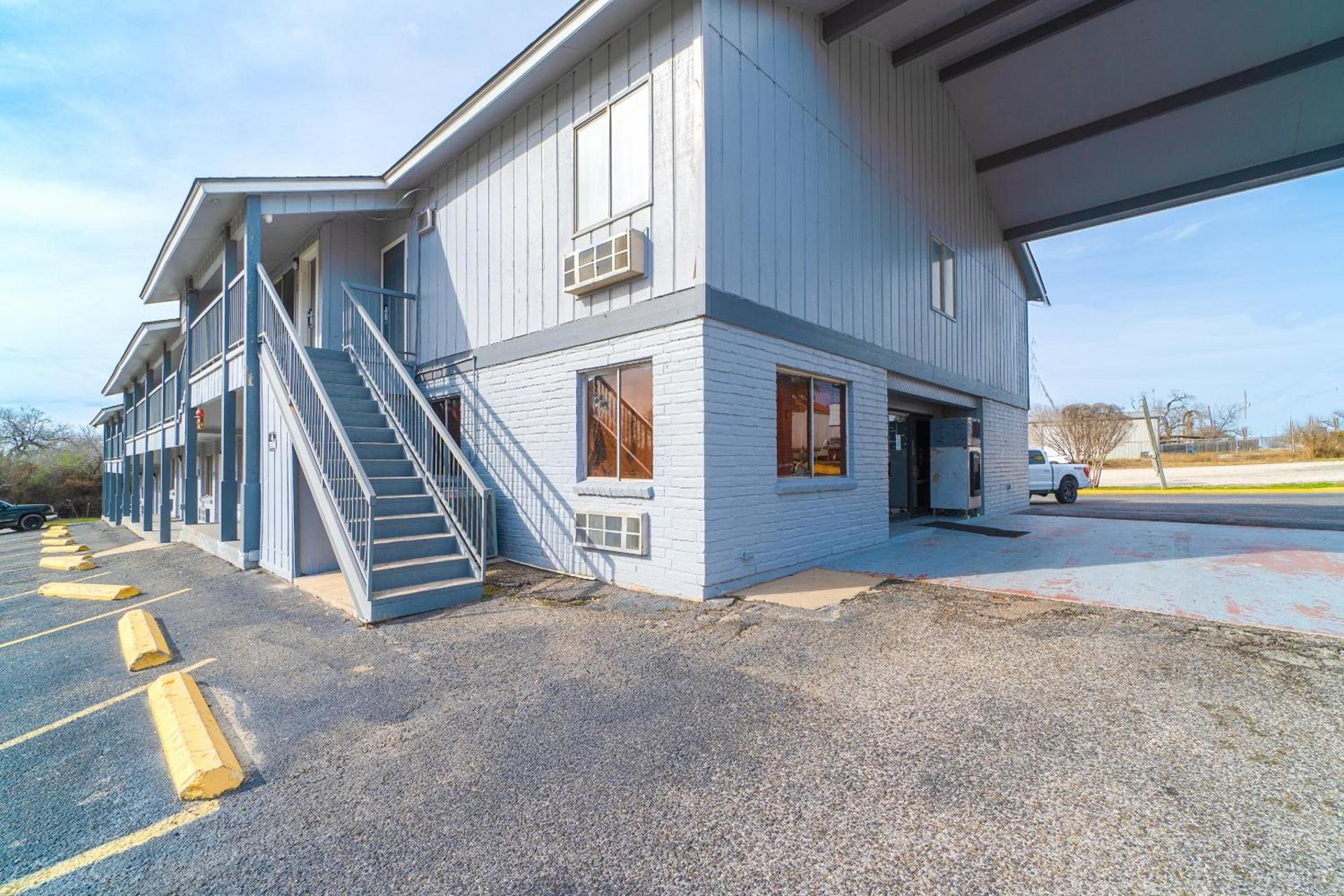 Regency Inn Three Rivers I-37 photo 14