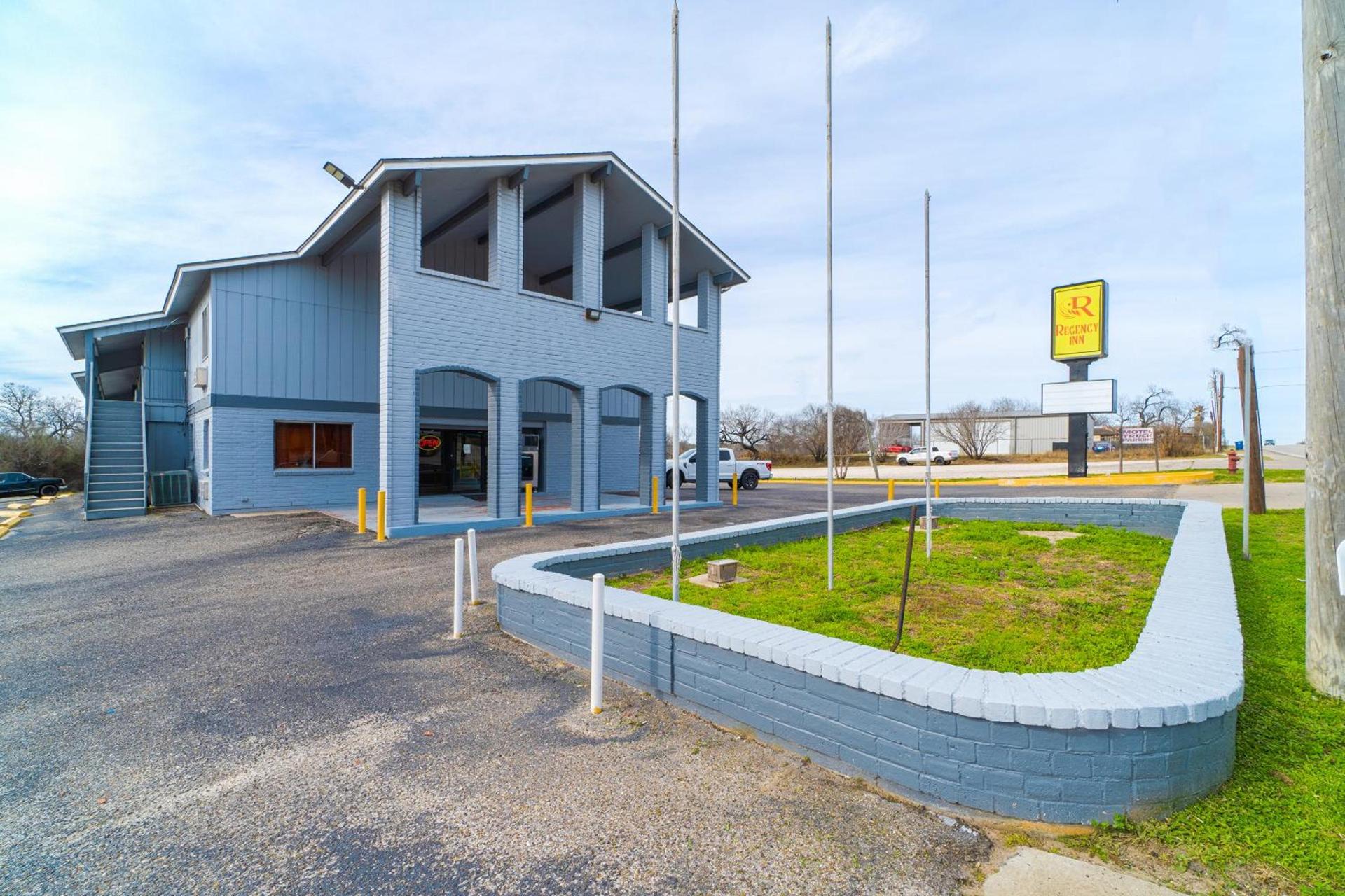Regency Inn Three Rivers I-37 photo 16