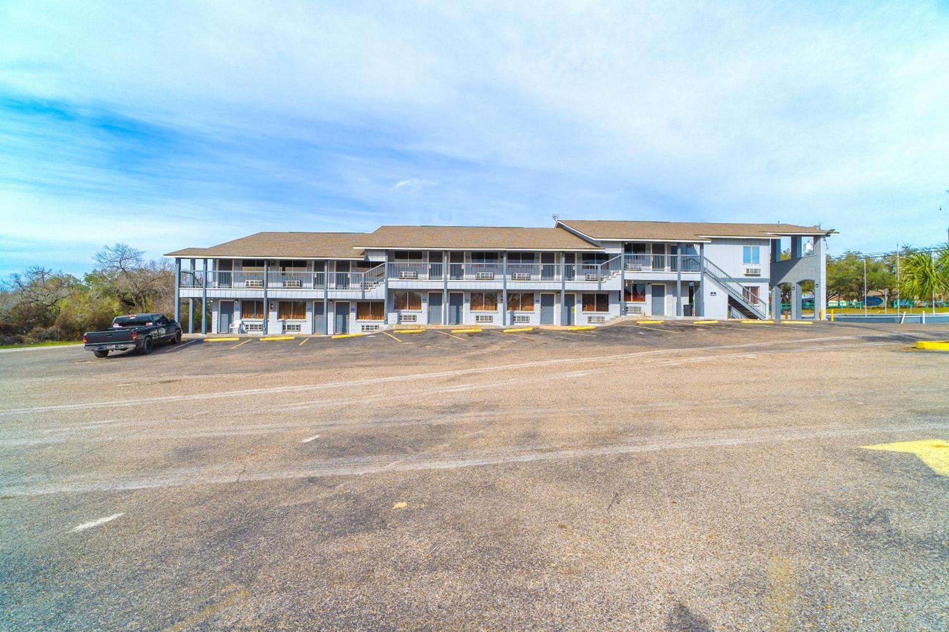 Regency Inn Three Rivers I-37 photo 15