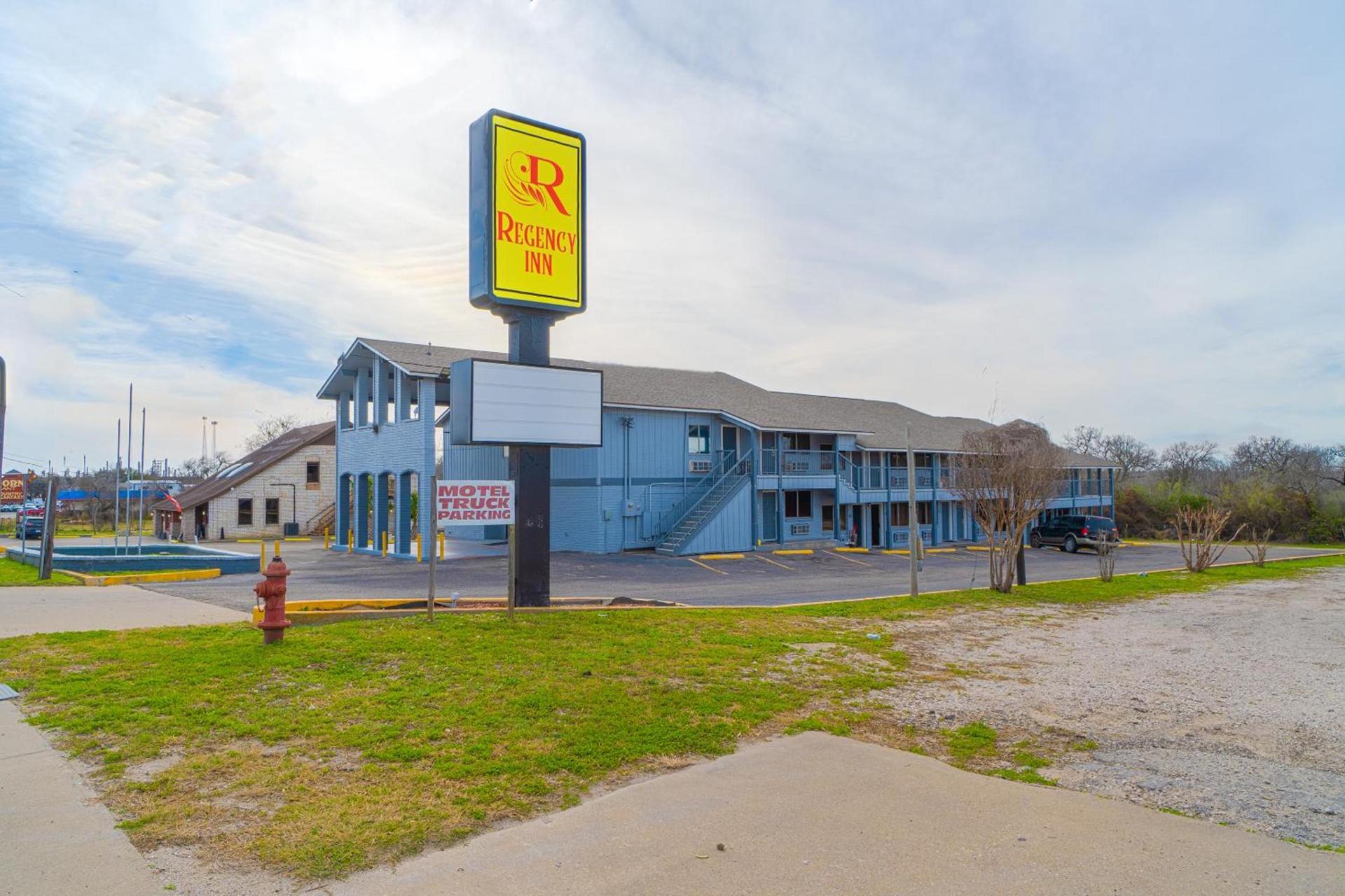 Regency Inn Three Rivers I-37 photo 52