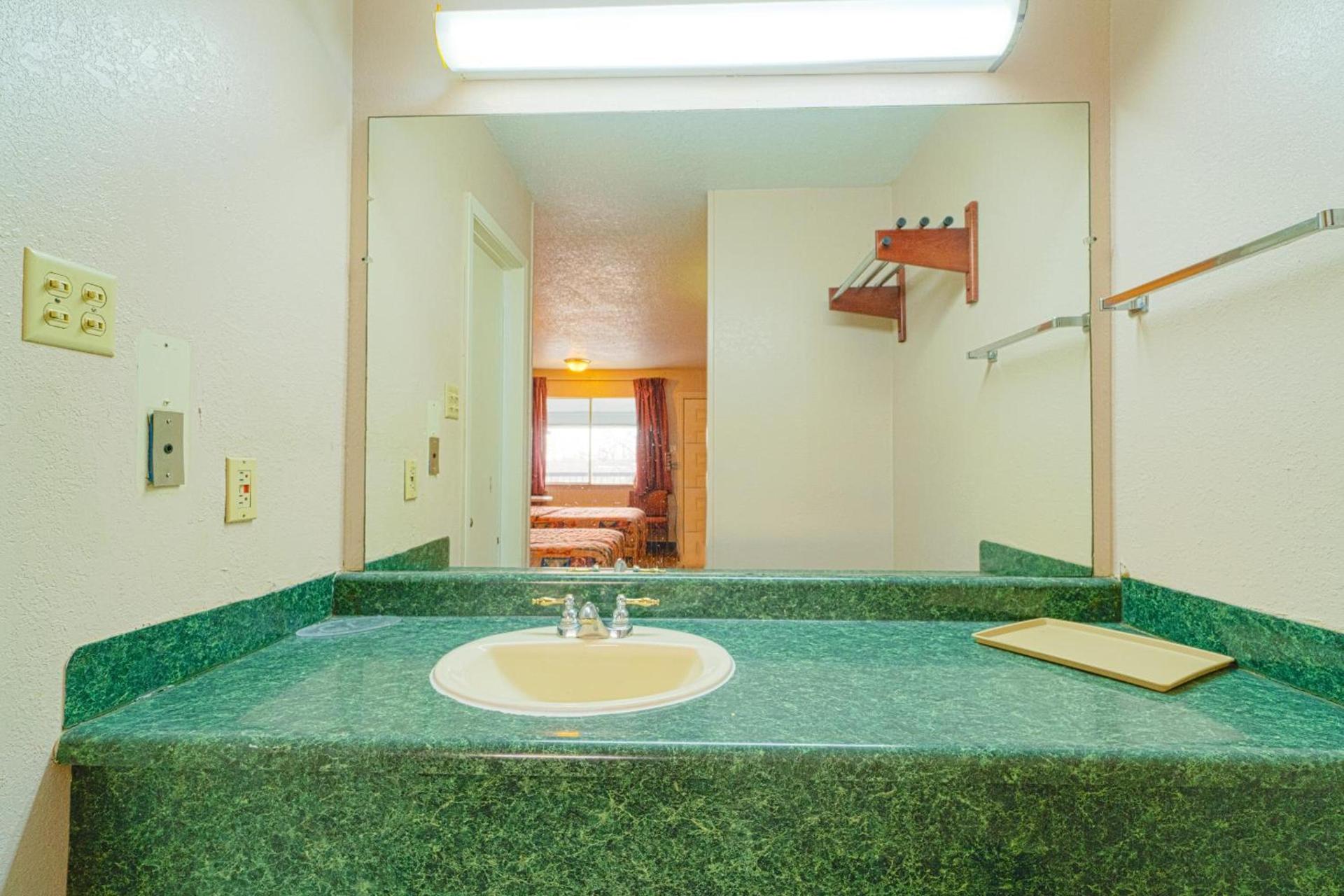 Regency Inn Three Rivers I-37 photo 63