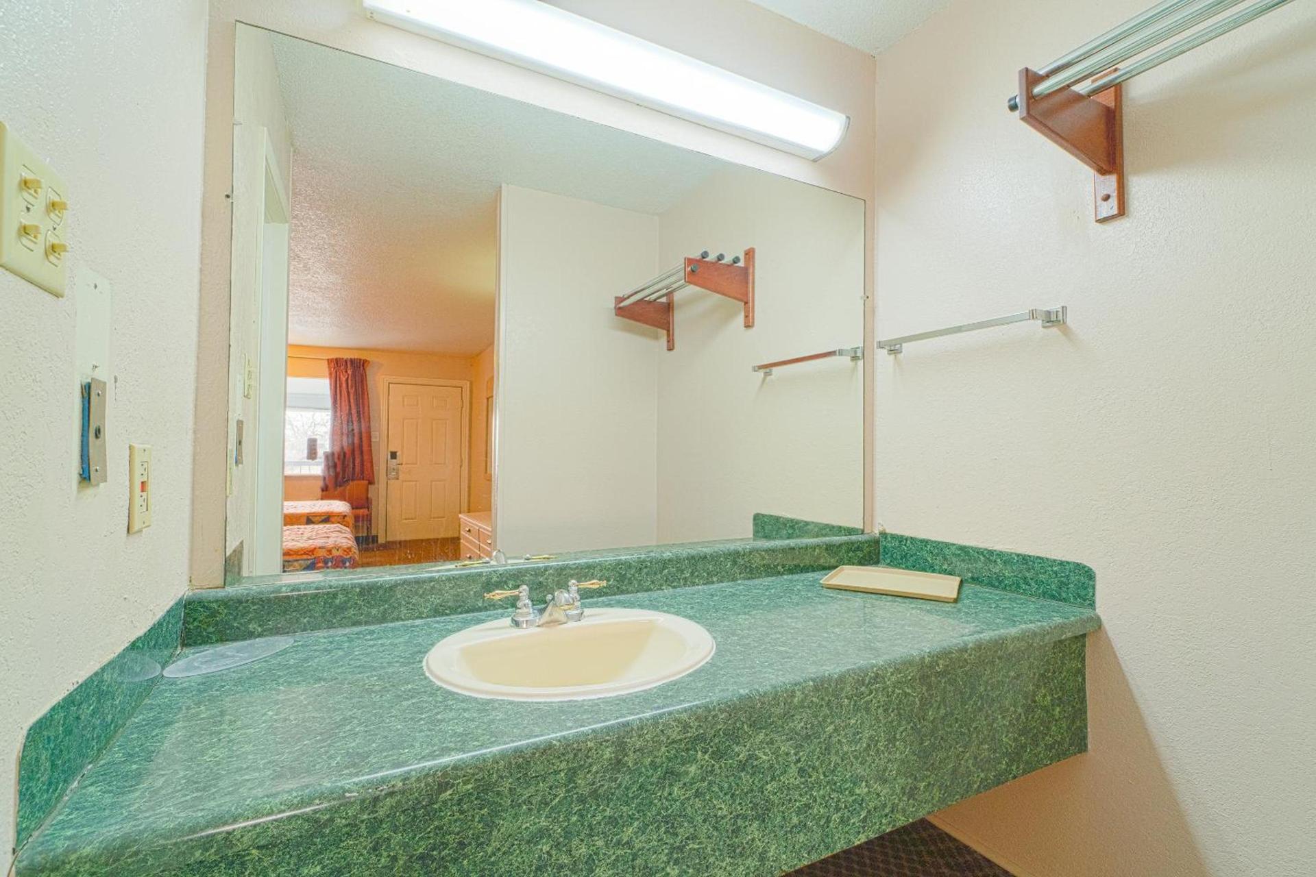 Regency Inn Three Rivers I-37 photo 64