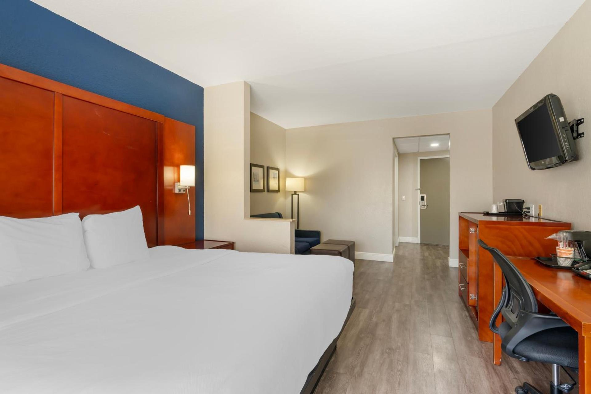 Comfort Suites West Jacksonville photo 28