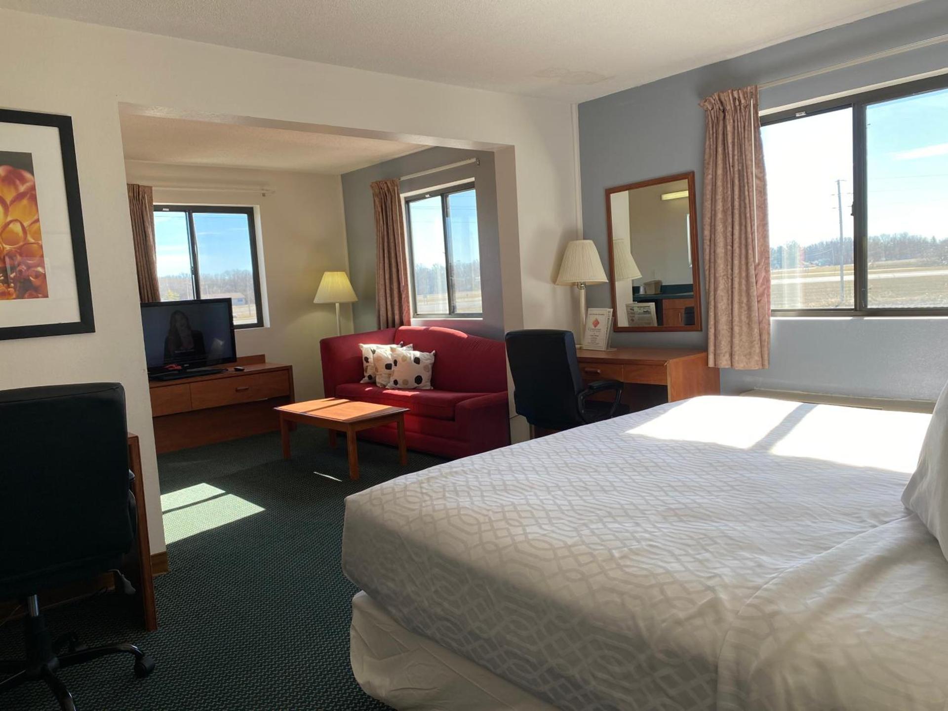 Carlyle Inn & Suites photo 6