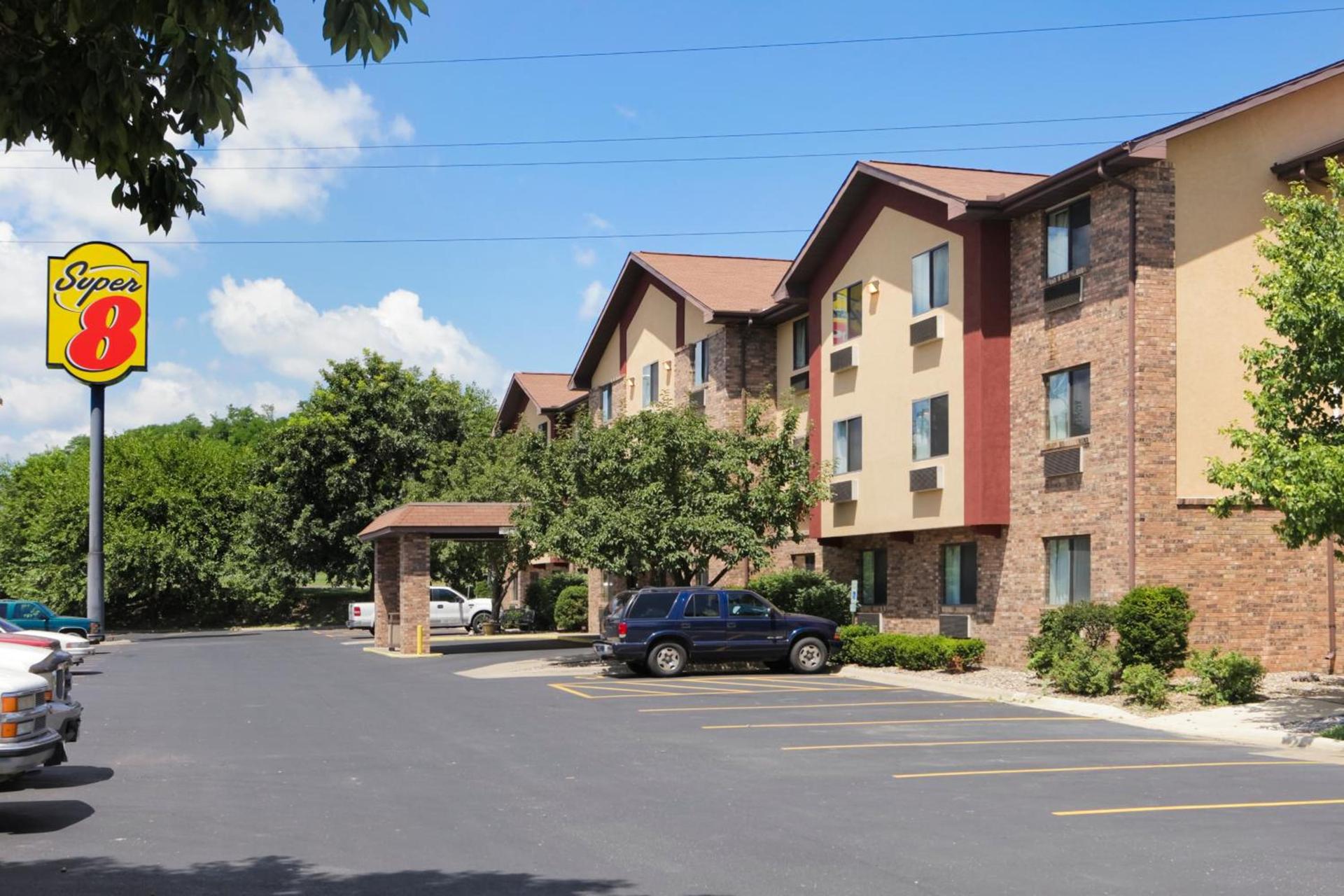 Super 8 by Wyndham East Peoria photo 11