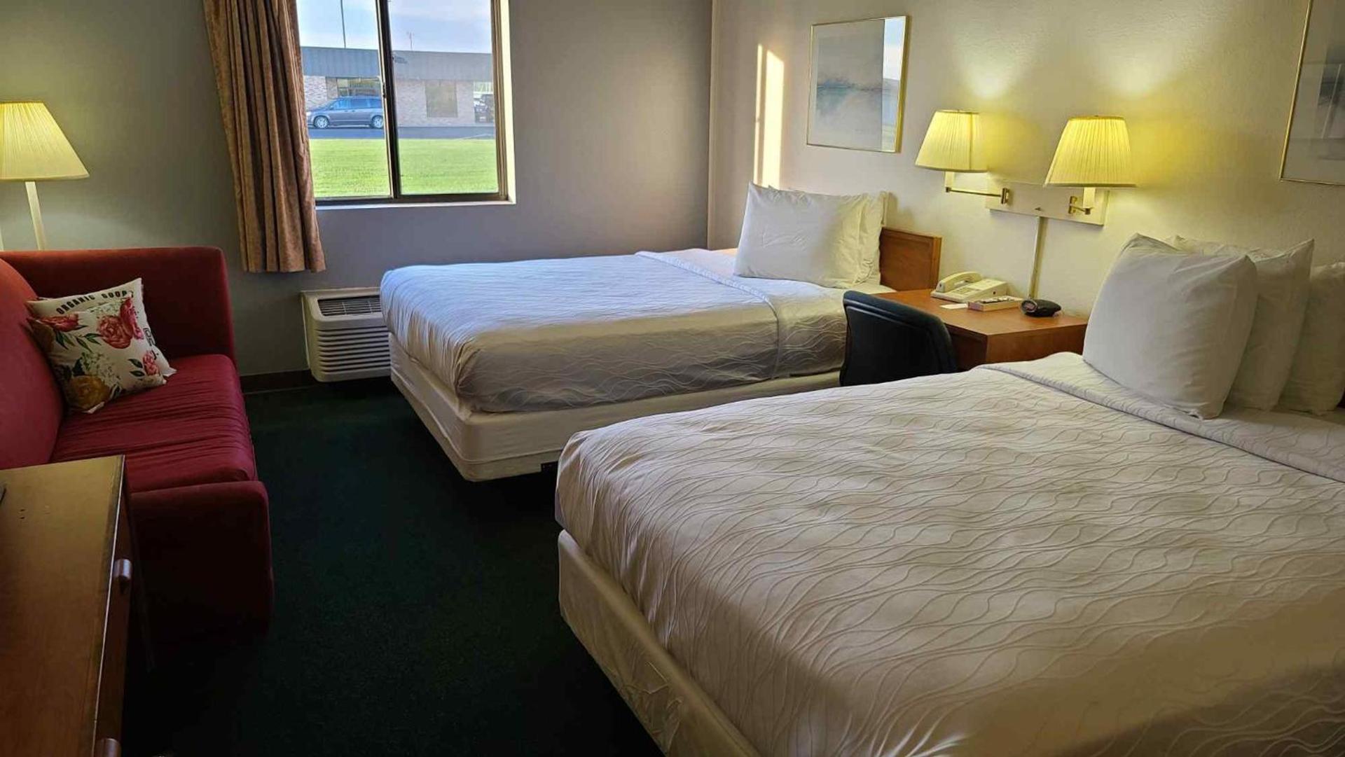Carlyle Inn & Suites photo 7