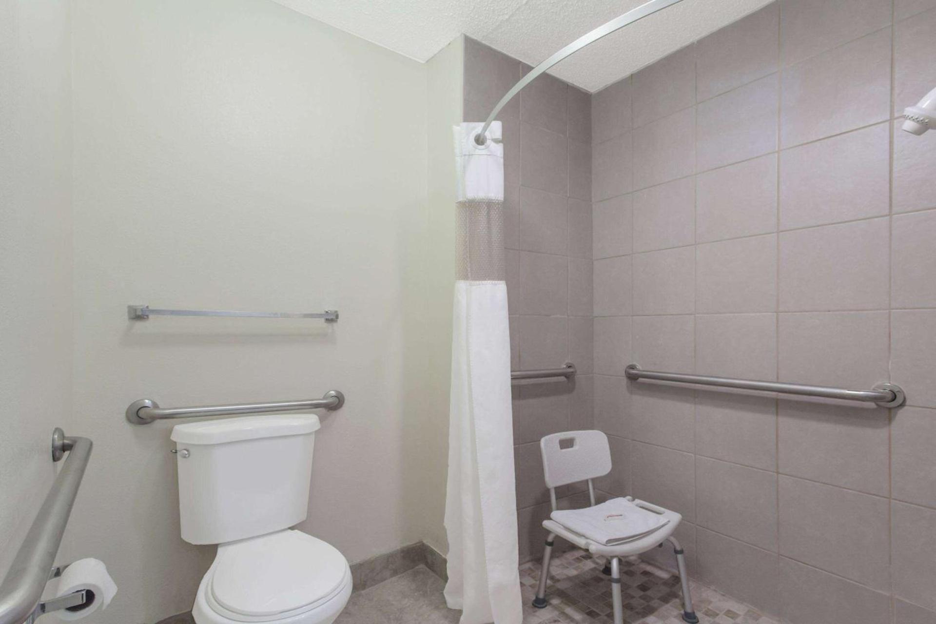 Travelodge by Wyndham Clarksville photo 21