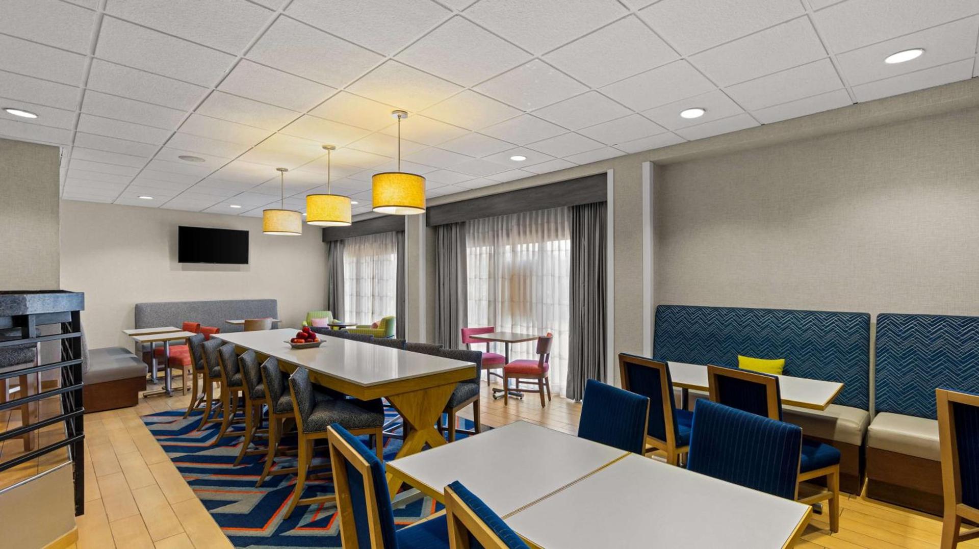 Hampton Inn Bloomington photo 25