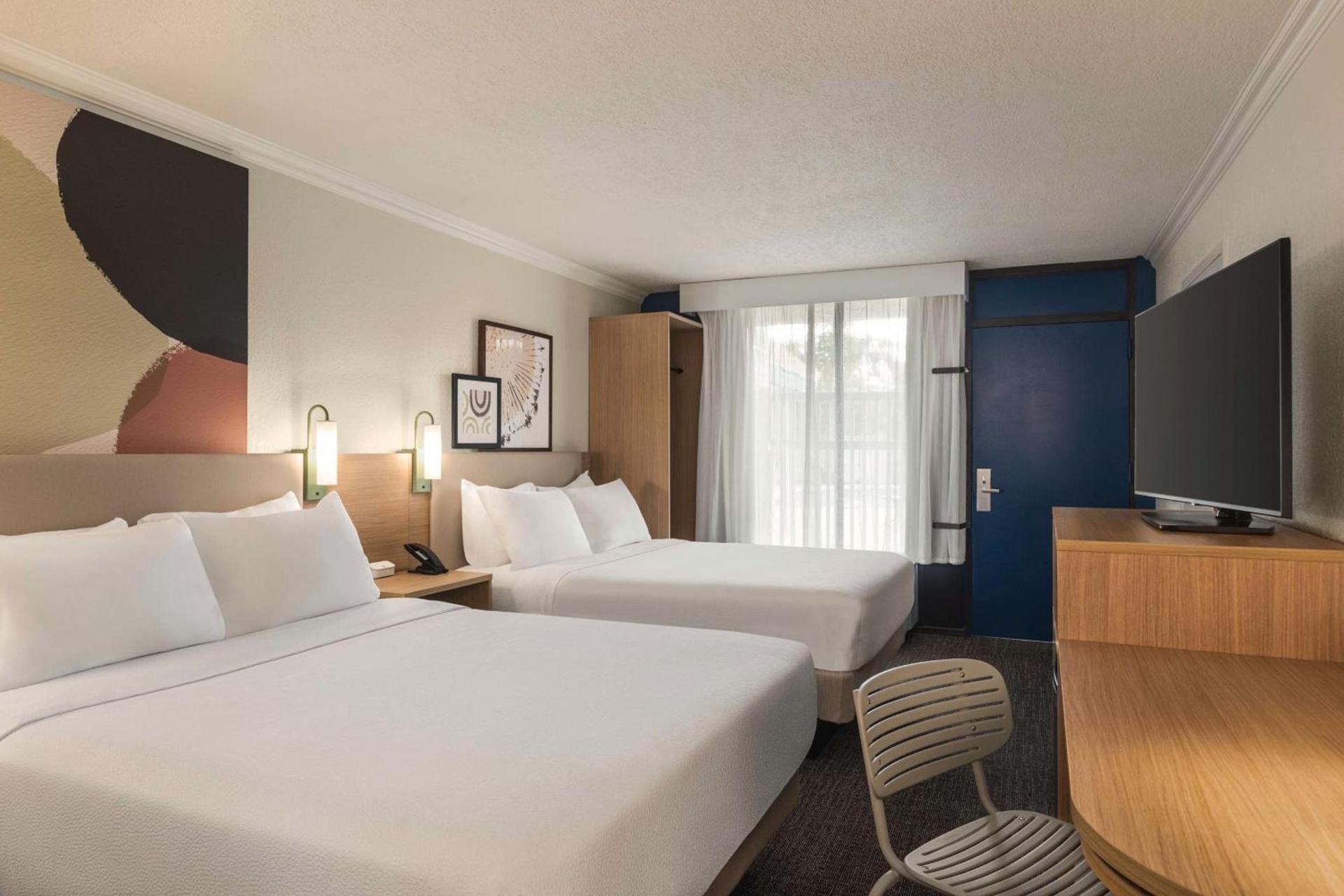 Spark by Hilton Sarasota Siesta Key Gateway photo 13