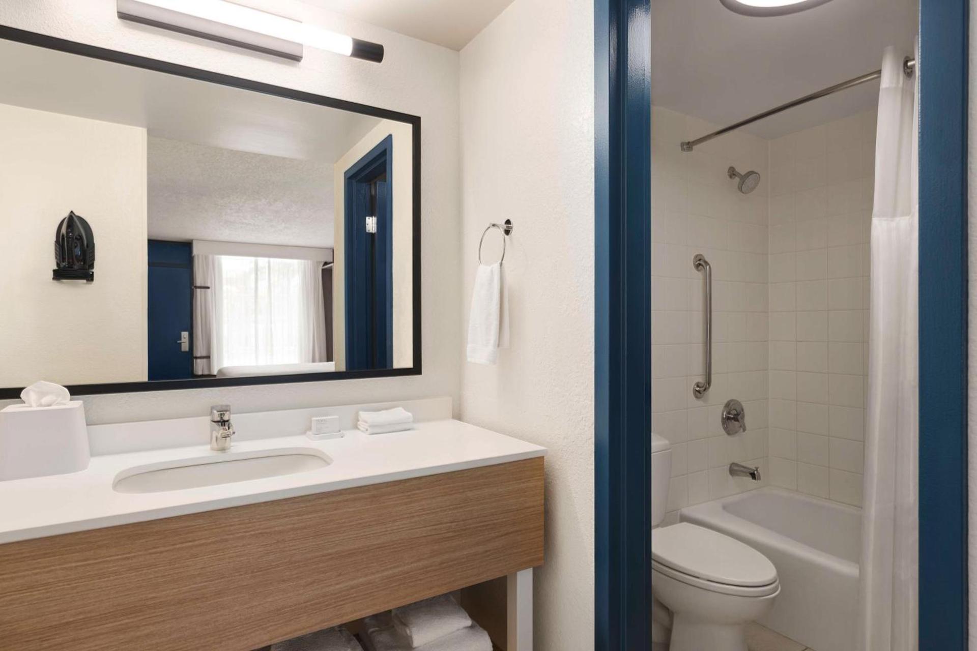 Spark by Hilton Sarasota Siesta Key Gateway photo 14