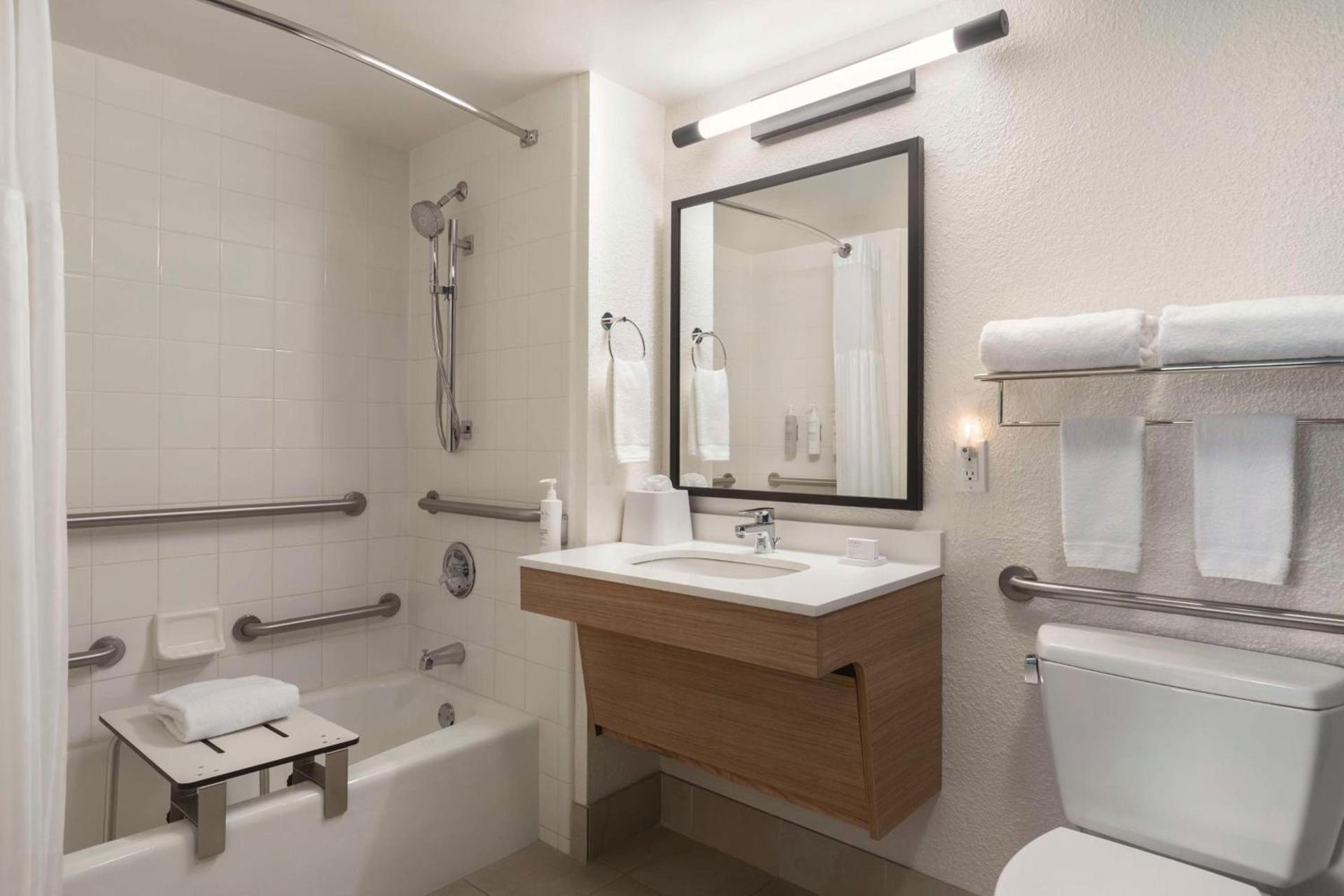 Spark by Hilton Sarasota Siesta Key Gateway photo 15