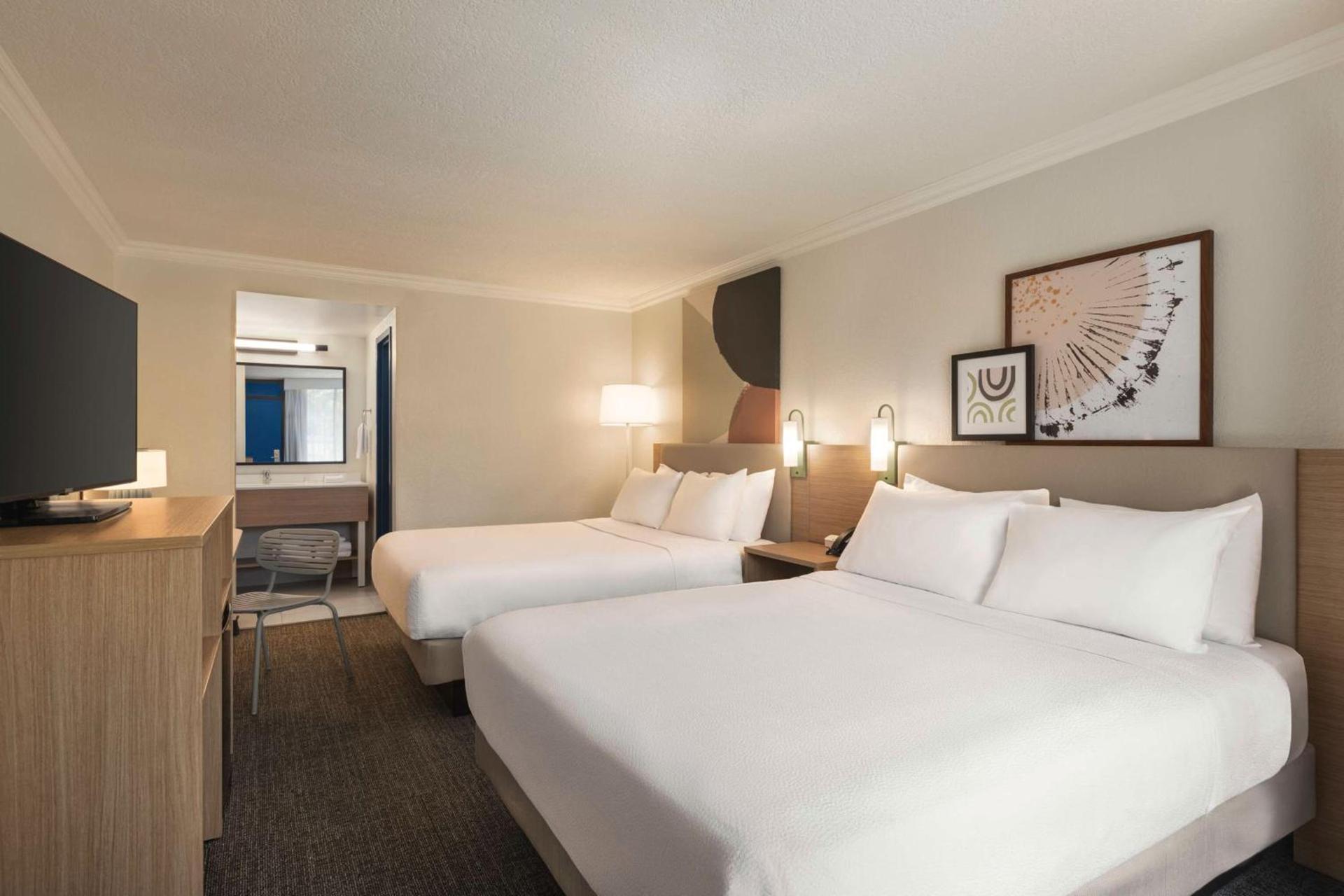 Spark by Hilton Sarasota Siesta Key Gateway photo 16
