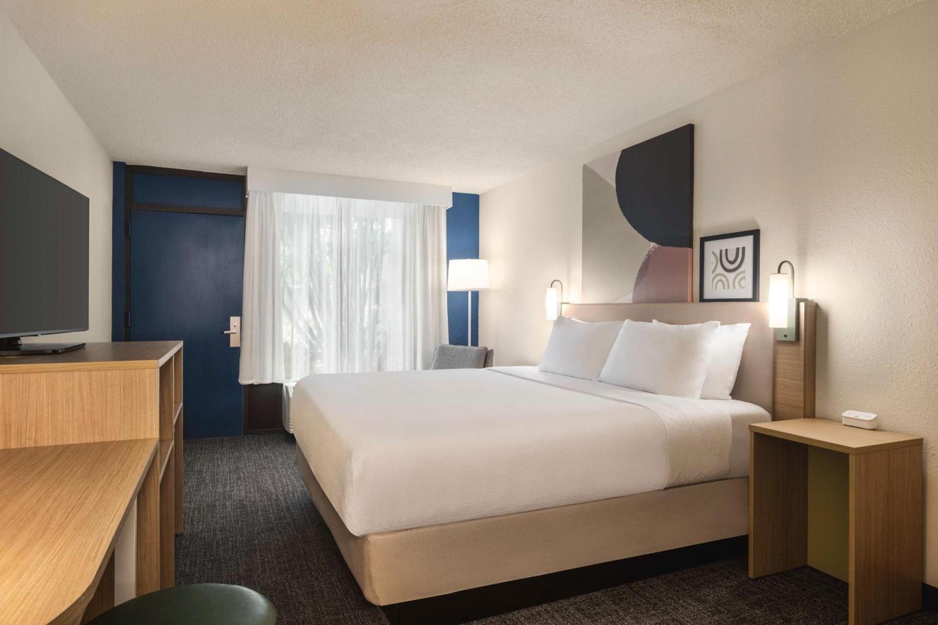 Spark by Hilton Sarasota Siesta Key Gateway photo 18