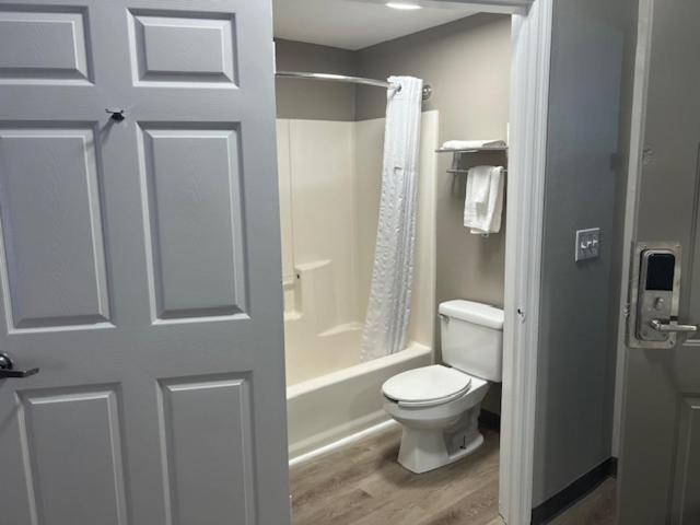 Baymont by Wyndham Lakeland photo 24