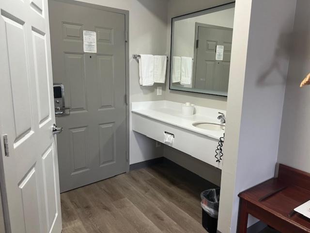 Baymont by Wyndham Lakeland photo 21