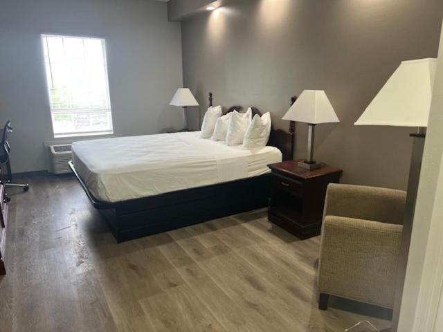 Baymont by Wyndham Lakeland photo 31