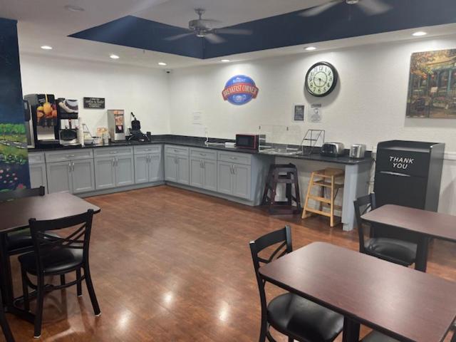 Baymont by Wyndham Lakeland photo 16
