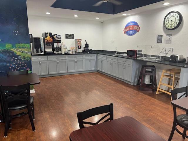 Baymont by Wyndham Lakeland photo 11