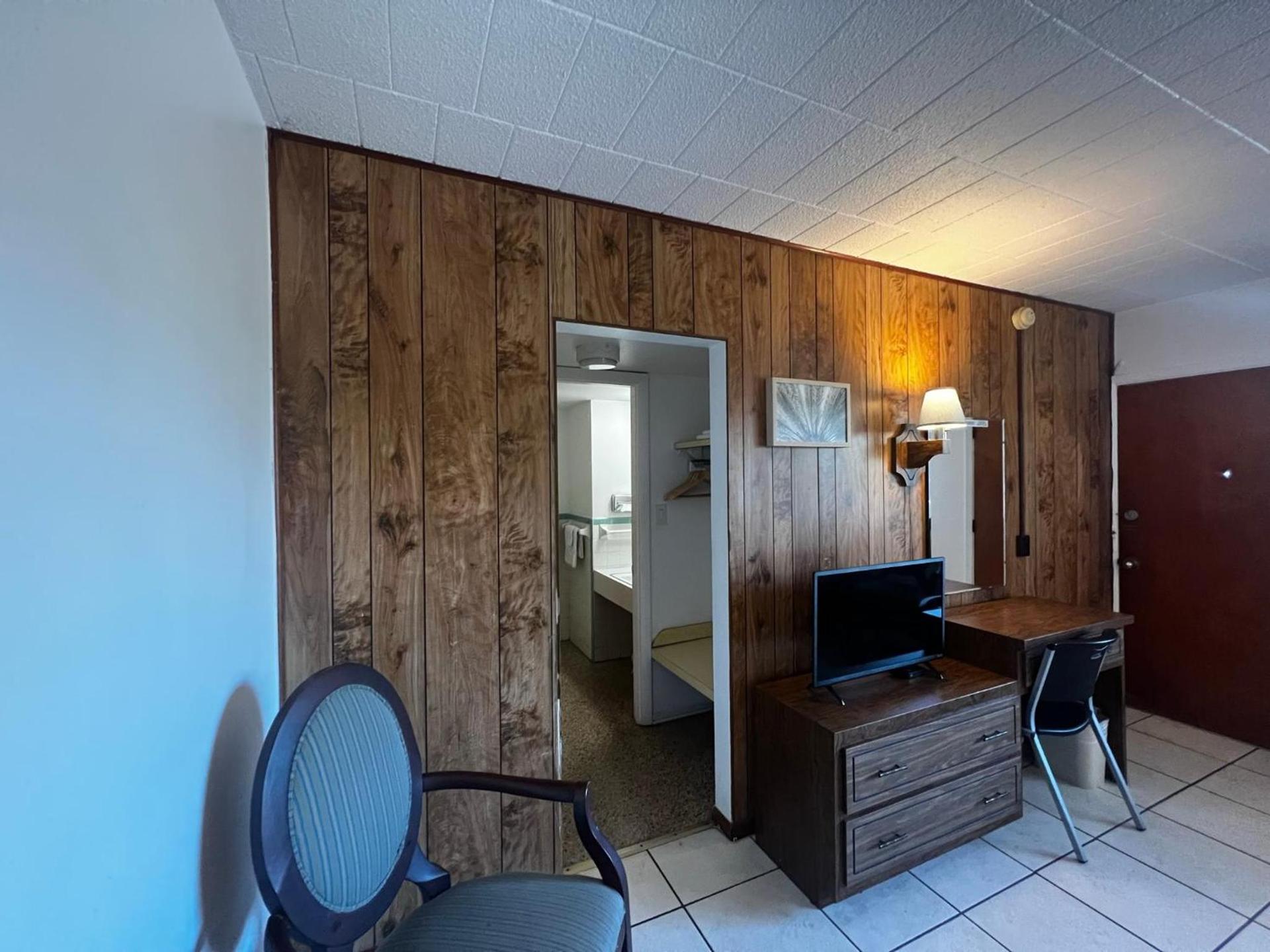 Nocturne Motel photo 7