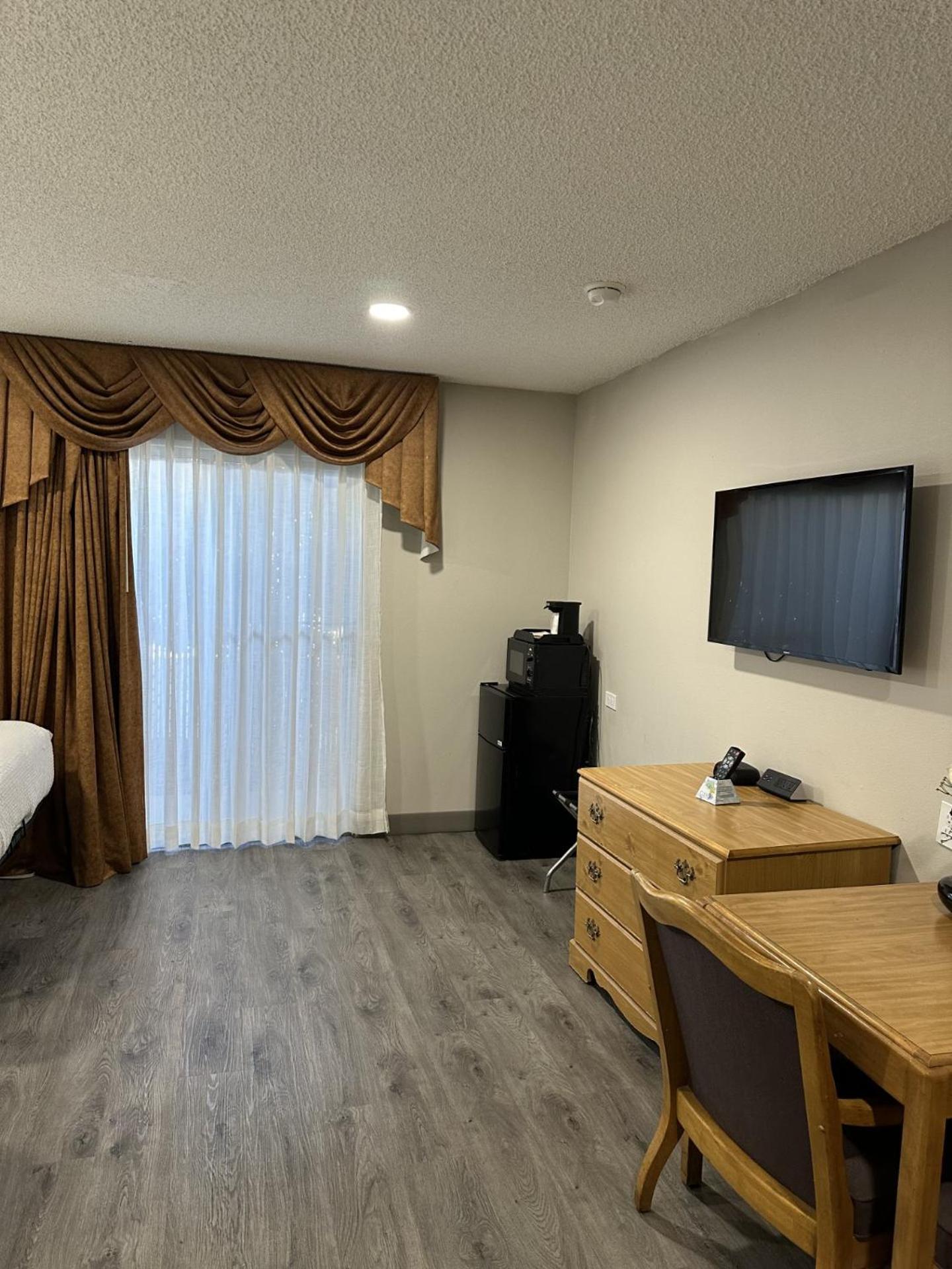 Days Inn by Wyndham Medford photo 11