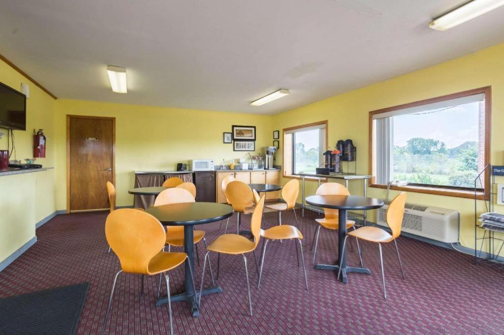Rodeway Inn photo 7