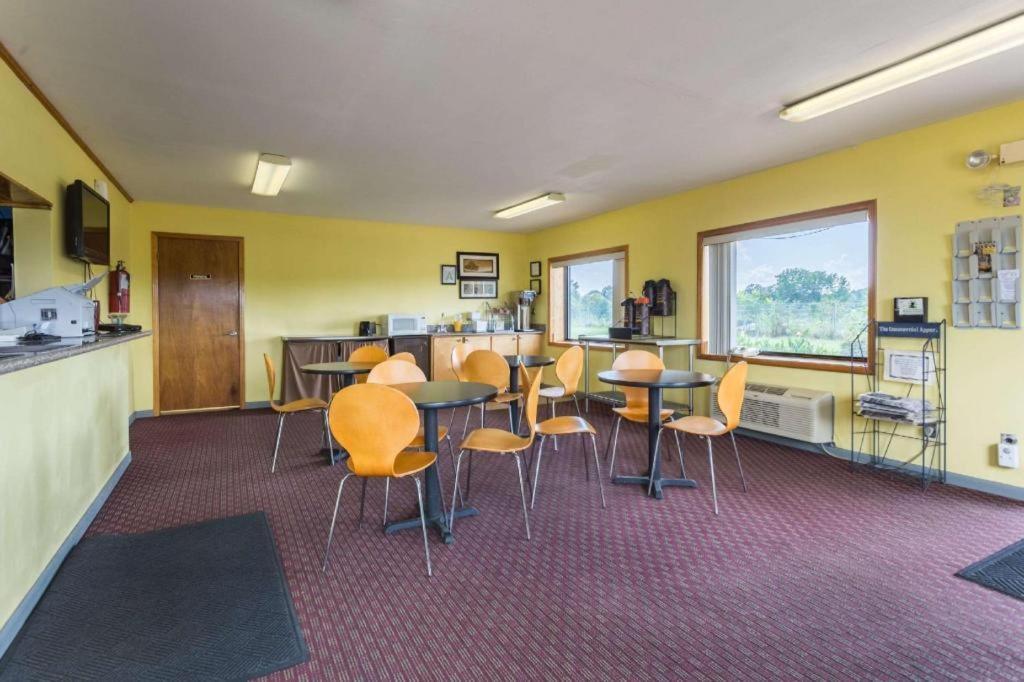 Rodeway Inn photo 9