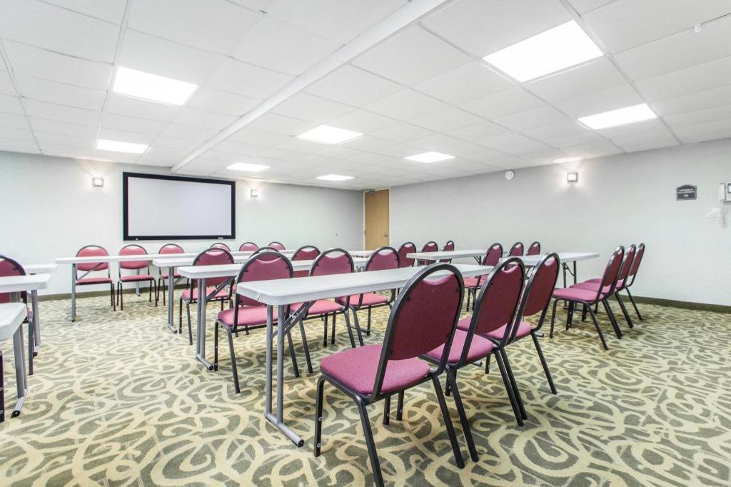 Quality Inn & Suites photo 25