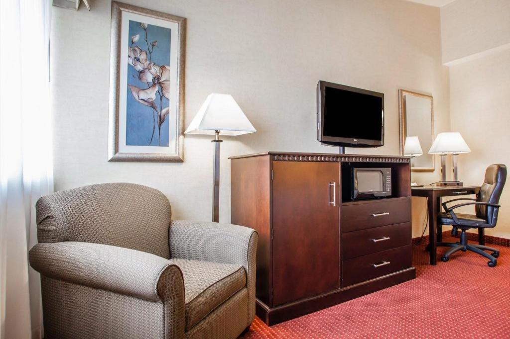 Quality Inn & Suites photo 9