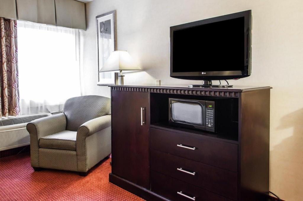 Quality Inn & Suites photo 10