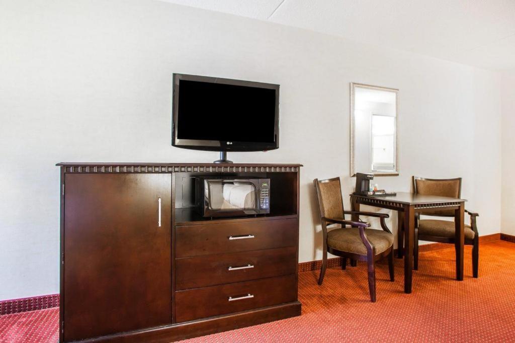 Quality Inn & Suites photo 11