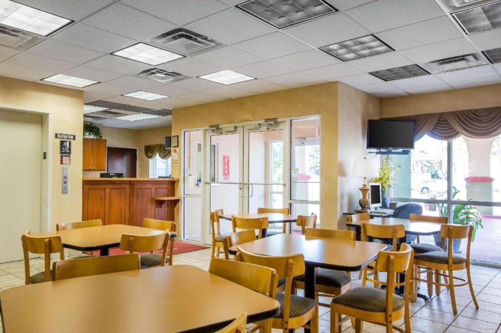 Econo Lodge Valdosta Mall Area photo 7