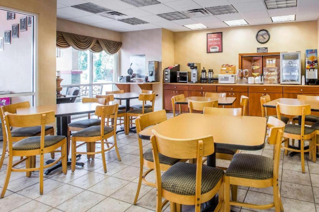 Econo Lodge Valdosta Mall Area photo 9