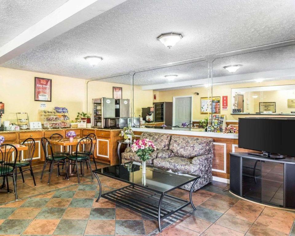 Econo Lodge Decatur - Atlanta East photo 3