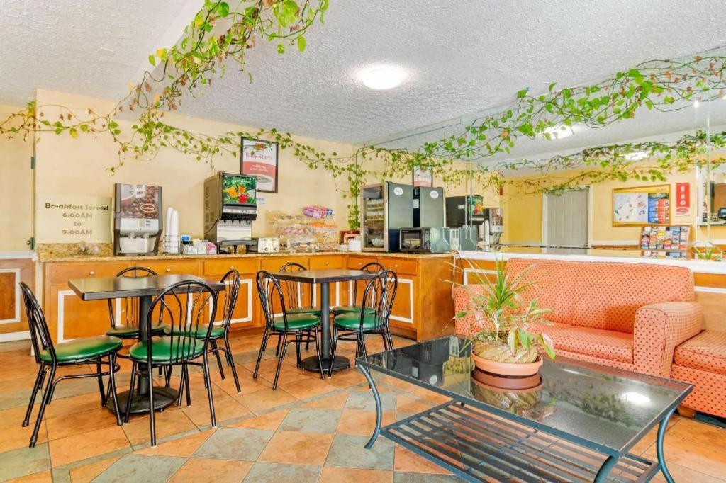 Econo Lodge Decatur - Atlanta East photo 4