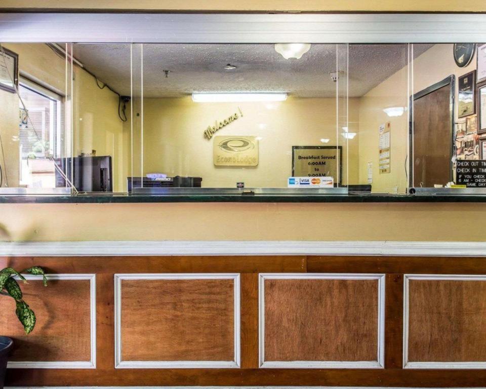 Econo Lodge Decatur - Atlanta East photo 11
