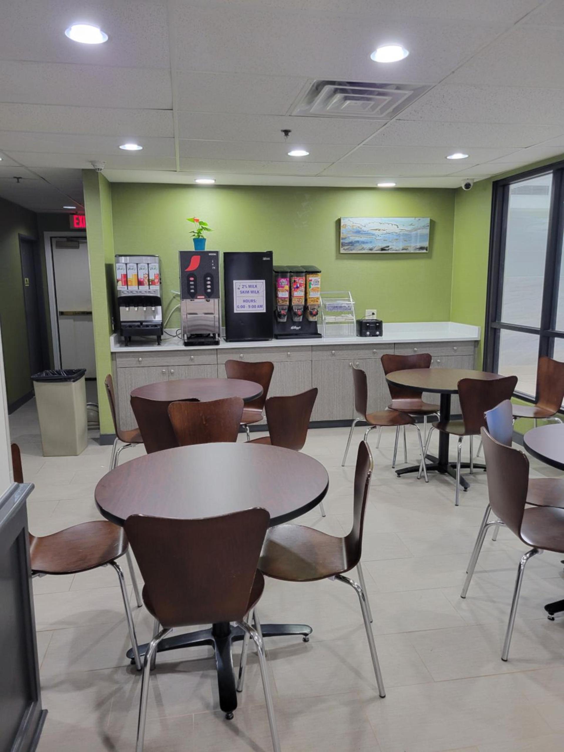 Super 8 by Wyndham Aurora/Naperville Area photo 10