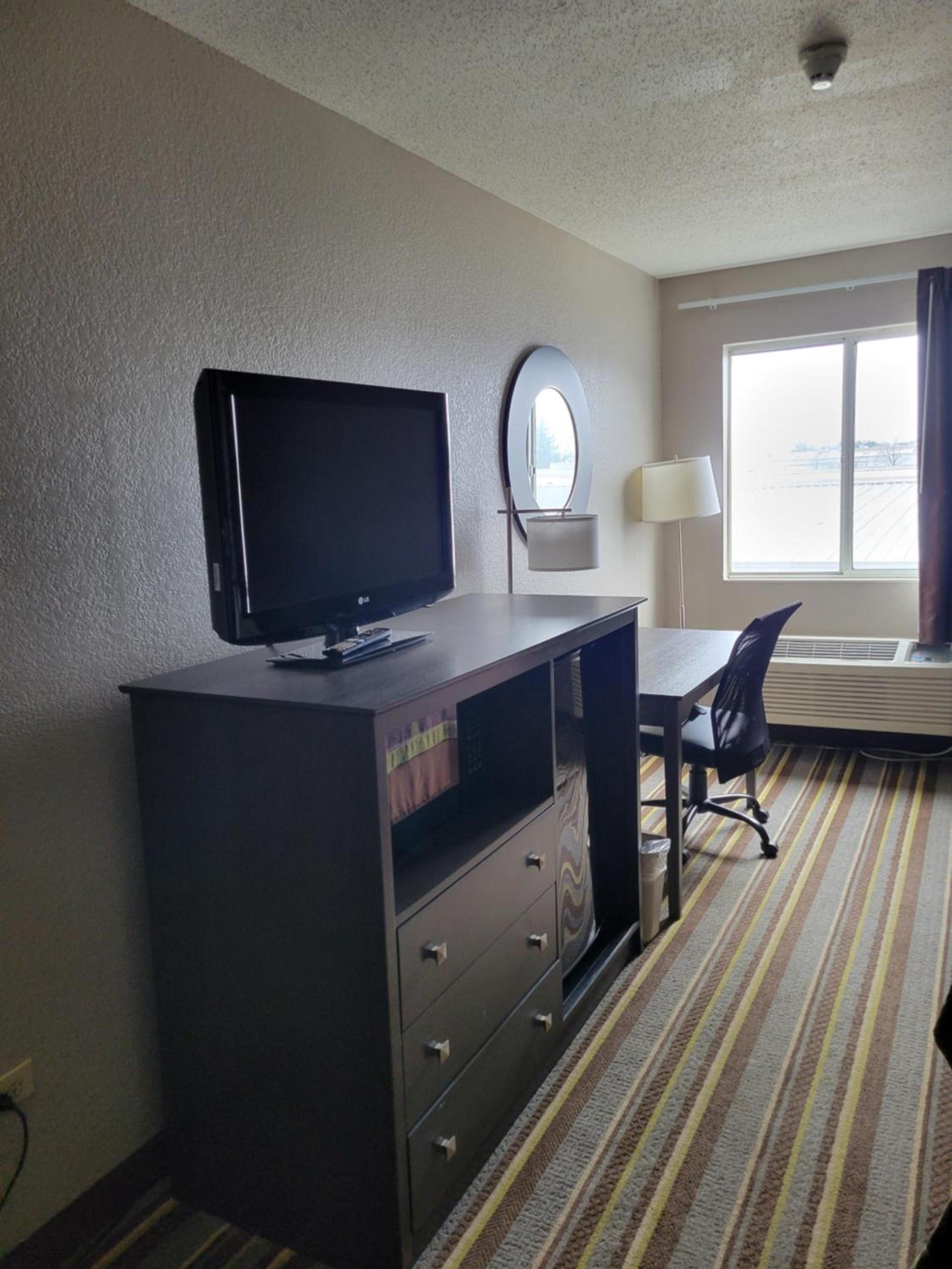 Super 8 by Wyndham Aurora/Naperville Area photo 15