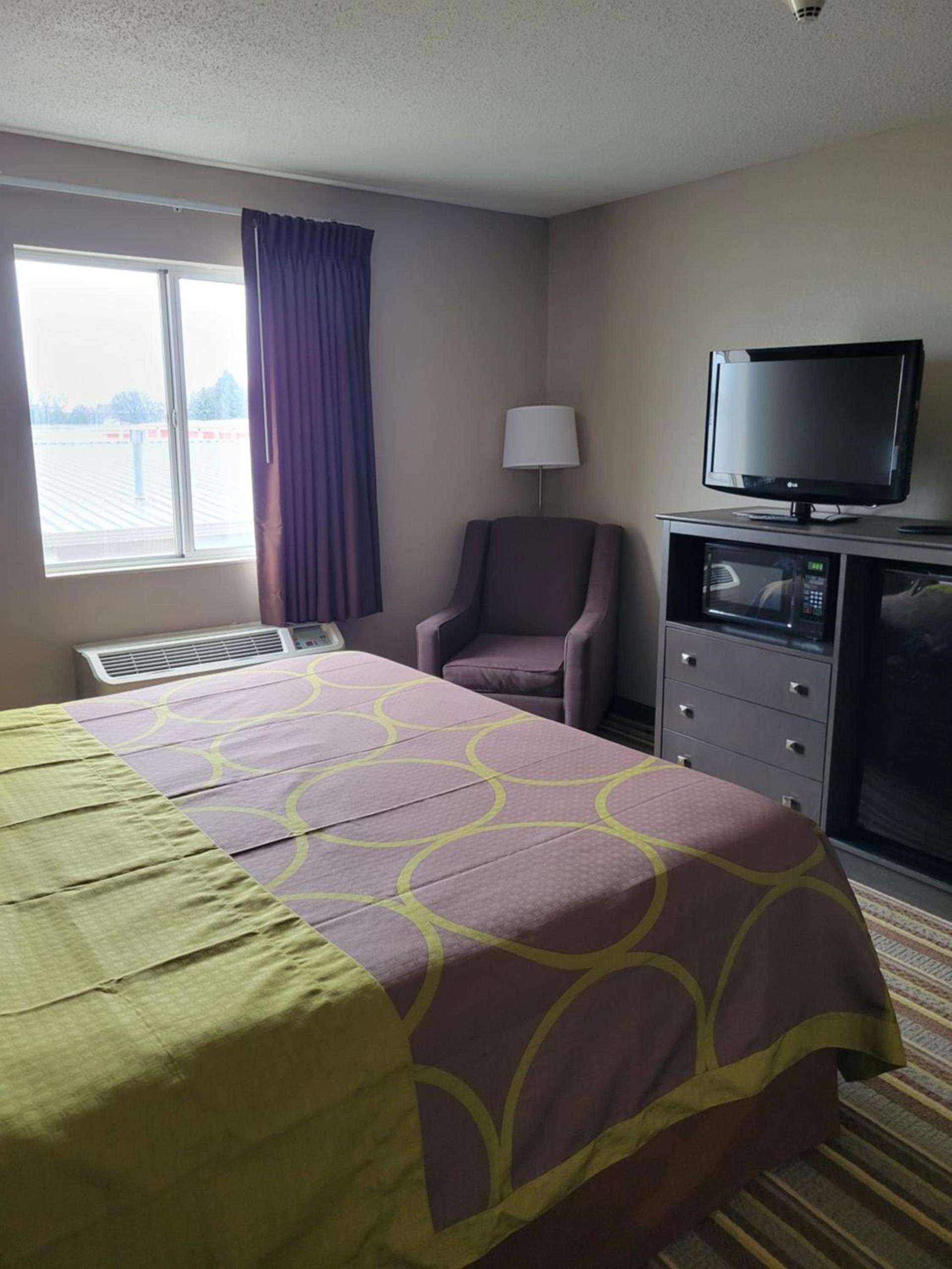 Super 8 by Wyndham Aurora/Naperville Area photo 18