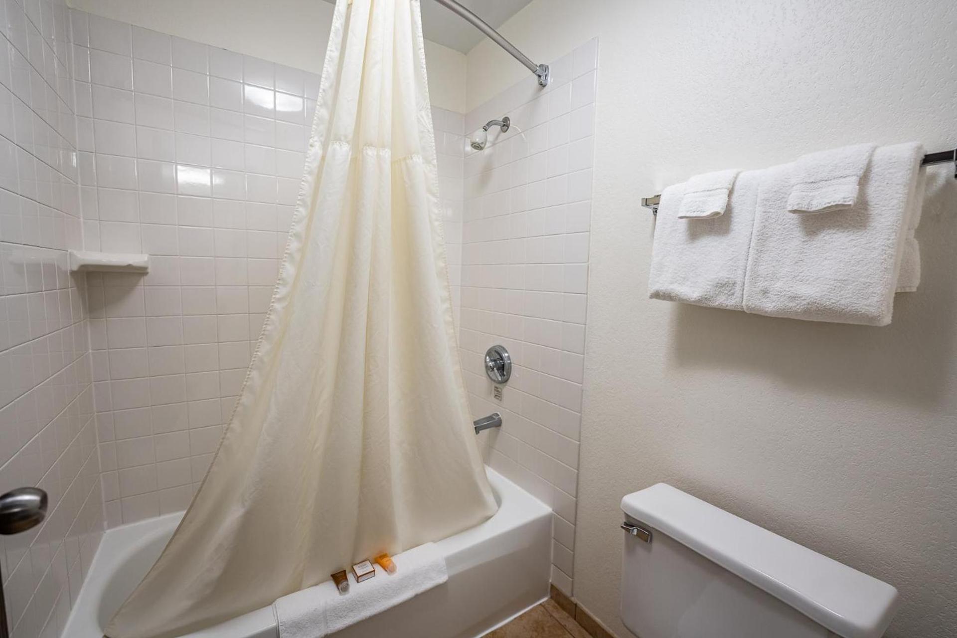 Christopher Inn and Suites photo 13